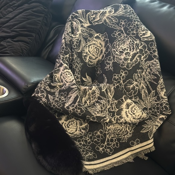Floral Black and White faux fur collar Blanket scarf - Picture 5 of 5